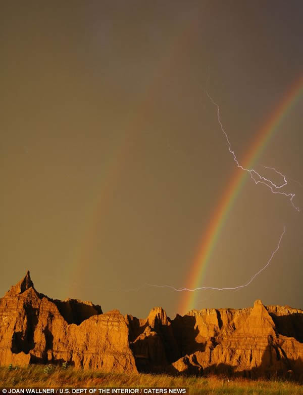美国荒地国家公园惊现”一道闪电同时穿透两道彩虹”