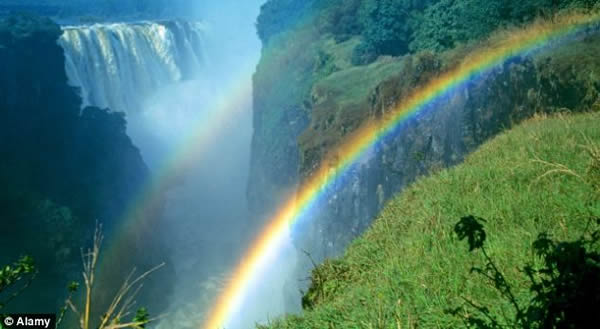 美国荒地国家公园惊现”一道闪电同时穿透两道彩虹”