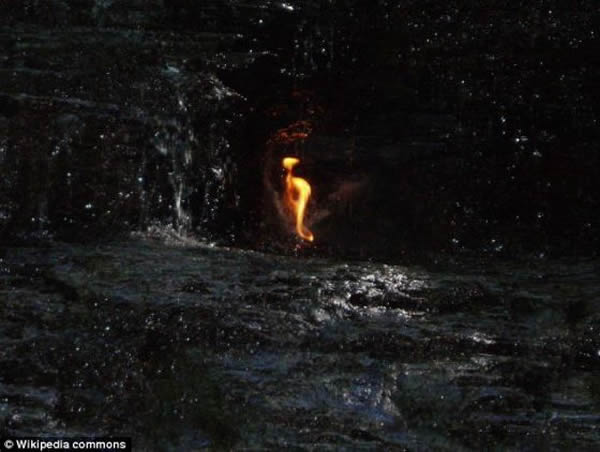 世界各地有数千个永恒之火,其中许多是出于宗教目的或为纪念去世名人被人点燃的,例如肯尼迪纪念园的肯尼迪总统等。但天然产生的火焰十分罕见,因为气体和火焰需要出现在一