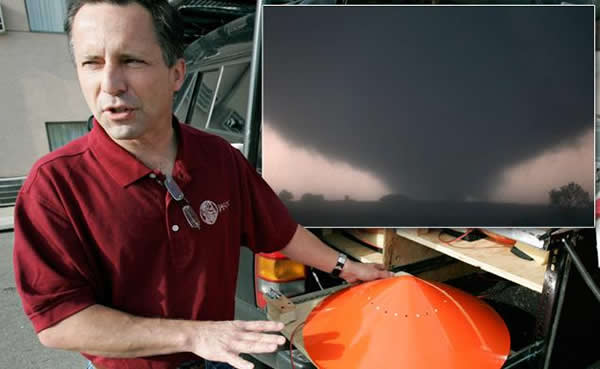 55岁风暴追逐者蒂姆·萨马拉斯,他的儿子与搭档三人,在上周龙卷风再袭俄克拉何马州时丧生