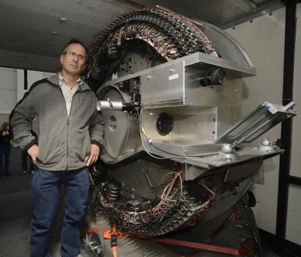 萨马拉斯和他用来拍摄闪电的宝贝摄像机“奇卡”:1680磅,每秒拍摄140万帧。