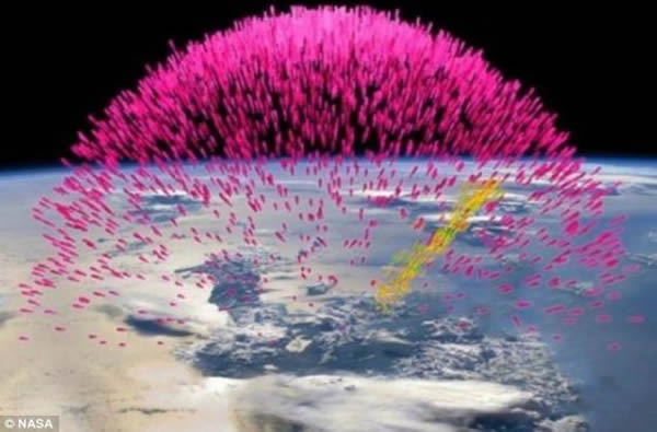 研究人员称,在这张模拟照片中呈现粉红色的地球伽马射线闪光可能出现在商用飞机经常飞行的同一高度附近。
