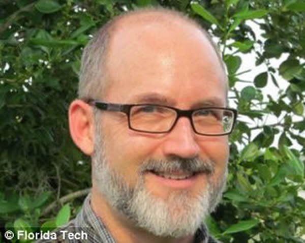 德威尔是研究暗闪电模拟的科学家之一。