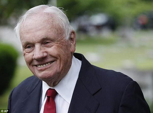 宇航员阿姆斯特朗在去年去世,享年82岁