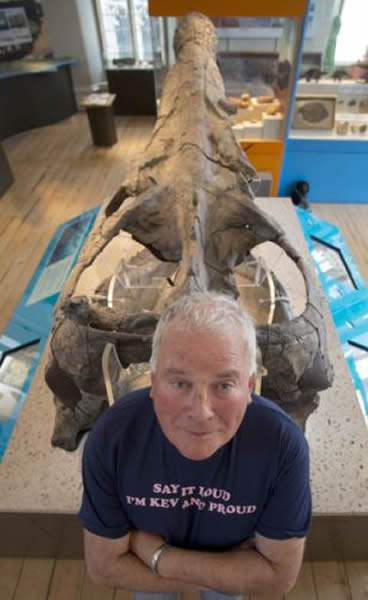 英国化石收藏家花费5年时间完成巨型史前海洋爬行动物头骨化石修复工作