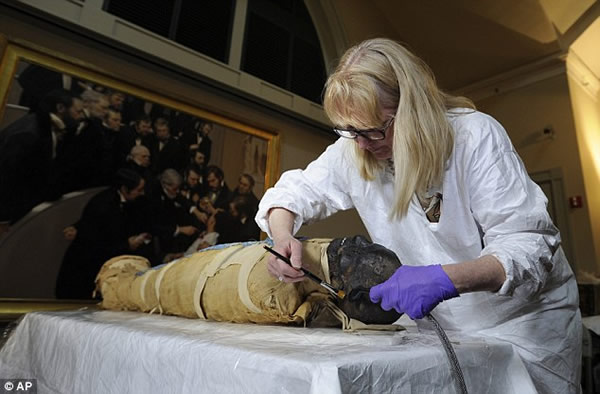 2500年前木乃伊出棺清洗和修复过程