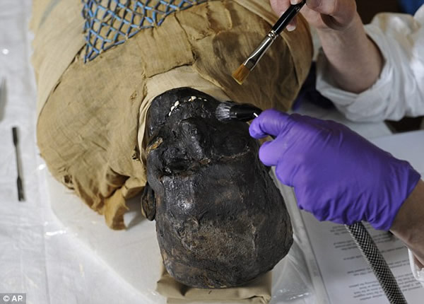 2500年前木乃伊出棺清洗和修复过程