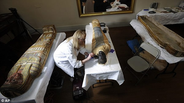 2500年前木乃伊出棺清洗和修复过程