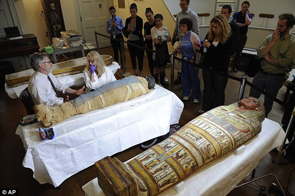 2500年前木乃伊出棺清洗和修复过程