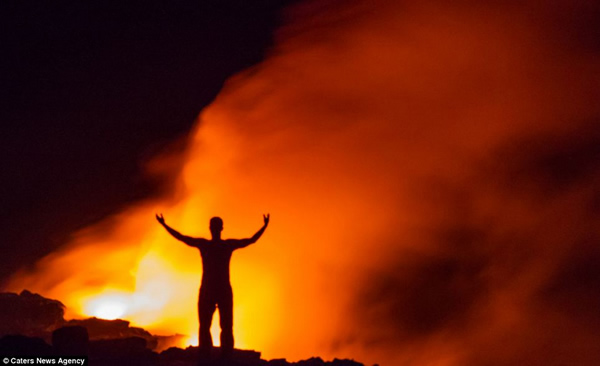 摄影师近距离拍摄夏威夷卡拉帕纳火山爆发