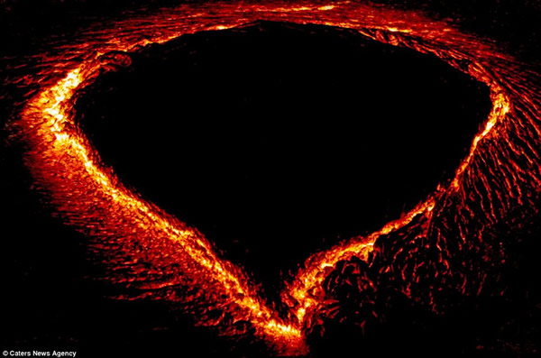 摄影师近距离拍摄夏威夷卡拉帕纳火山爆发