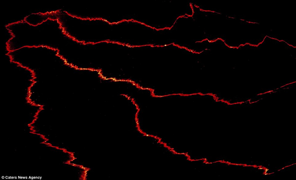 摄影师近距离拍摄夏威夷卡拉帕纳火山爆发
