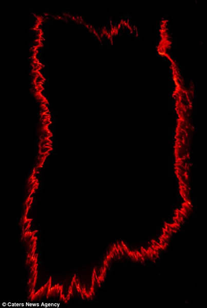 摄影师近距离拍摄夏威夷卡拉帕纳火山爆发