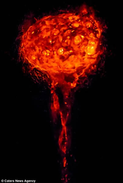 摄影师近距离拍摄夏威夷卡拉帕纳火山爆发