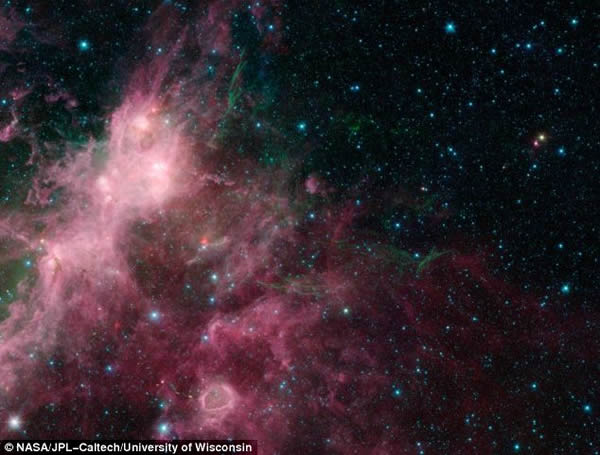 太空望远镜揭露银河系“贫瘠地区”的年轻恒星