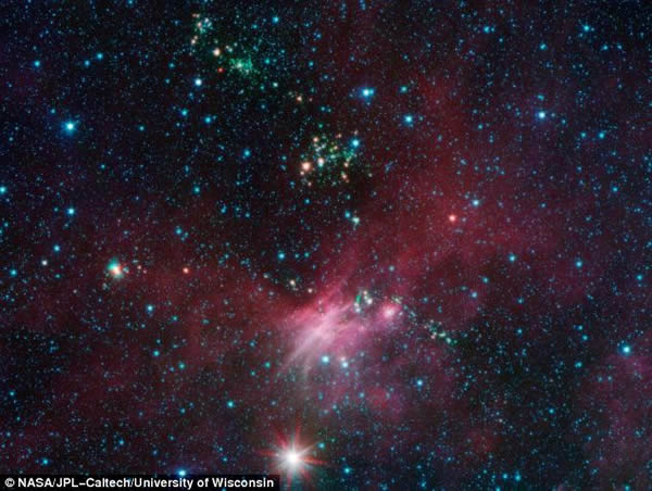 太空望远镜揭露银河系“贫瘠地区”的年轻恒星