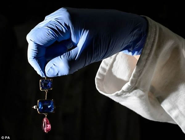 �׶ز���ݵ�һ������������һ���ƽ��Ŵ��Σ�������Ƕ����������ʯ���������ͬ�������������ص�һ����