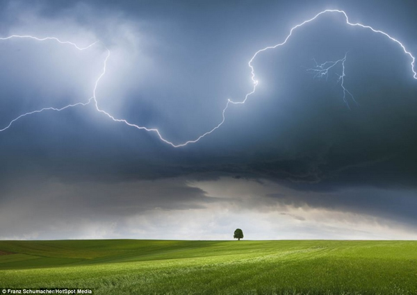 摄影师追逐风暴拍摄的震撼场景