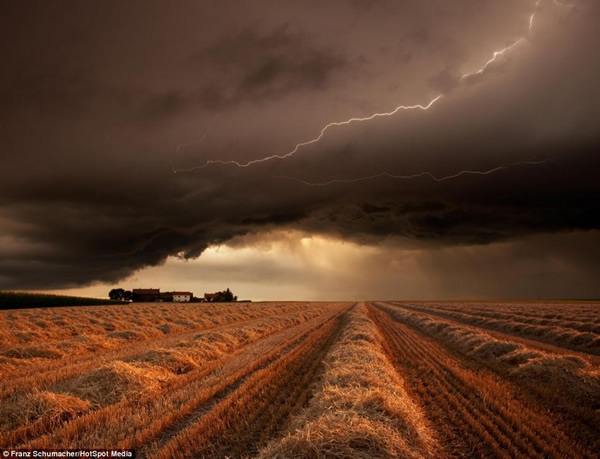 摄影师追逐风暴拍摄的震撼场景