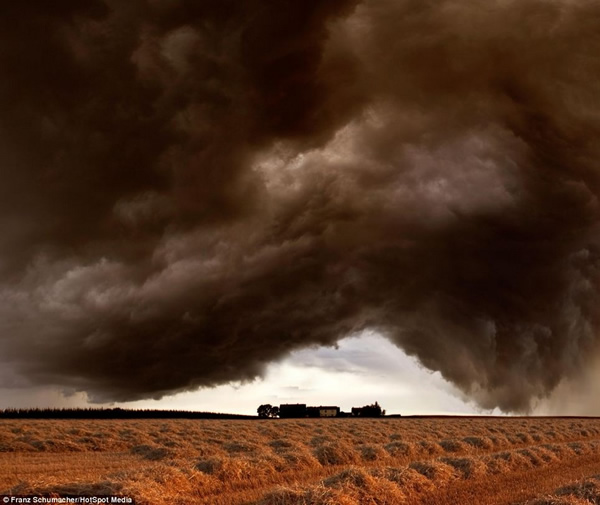 摄影师追逐风暴拍摄的震撼场景