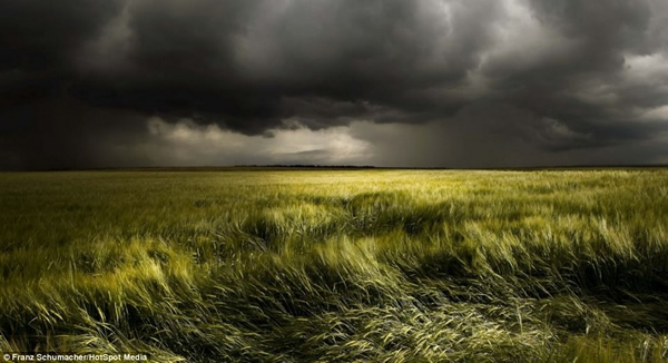 摄影师追逐风暴拍摄的震撼场景