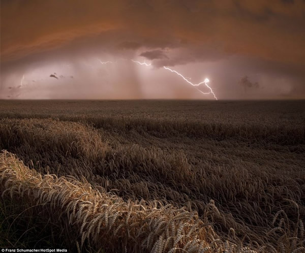 摄影师追逐风暴拍摄的震撼场景