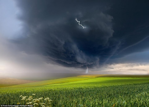 摄影师追逐风暴拍摄的震撼场景