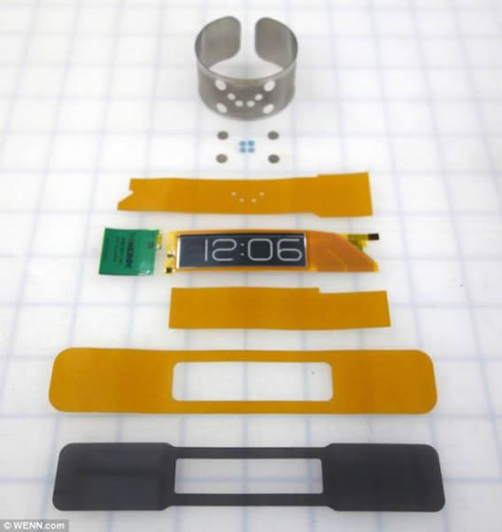 CST-01腕表的所有零部件。这种腕表采用可弯曲不锈钢材料制造,内置可弯曲电路,同时采用Thinergy微型储能电池、精工爱普生的高能效嵌入式片上系统以及电子墨