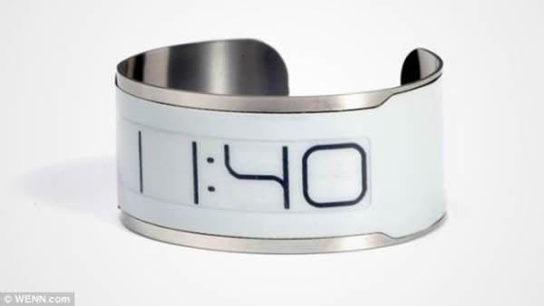 白色款CST-01WH,采用无镀层不锈钢带,售价69英镑(约合109美元)。CST-01NR采用黑色镀层不锈钢带,正面为黑色;CST-01RG采用玫瑰金色镀层不