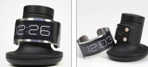 所有4款CST-01都有12小时和24小时两种格式。为了给这款腕表充电,消费者还需另付22英镑(约合35美元)购买充电基站。充电基站采用微型USB线缆,可插在任