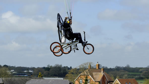英国设计师设计出会飞的自行车