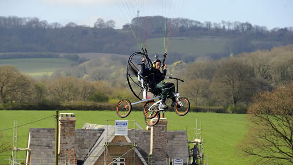 英国设计师设计出会飞的自行车