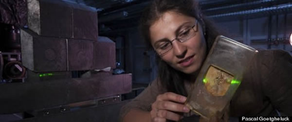 乌普萨拉大学的研究人员Sophie Sanchez,展示将要安装到X射线成像设备上的鱼类化石。