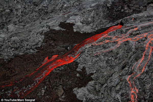 有两种主要类型的熔岩:块熔岩和绳状熔岩。绳状熔岩在夏威夷语里代表“平滑未破损的熔岩”,显示为图片中央部分。而块熔岩在夏威夷语里代表“多石的粗糙熔岩”。它流动更慢