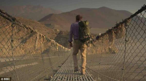 伊恩·斯图尔特教授穿过尼泊尔的卡利甘达基河,欧亚大陆最大的河流之一,在此你能够找到喜马拉雅山脉是如何形成的线索。