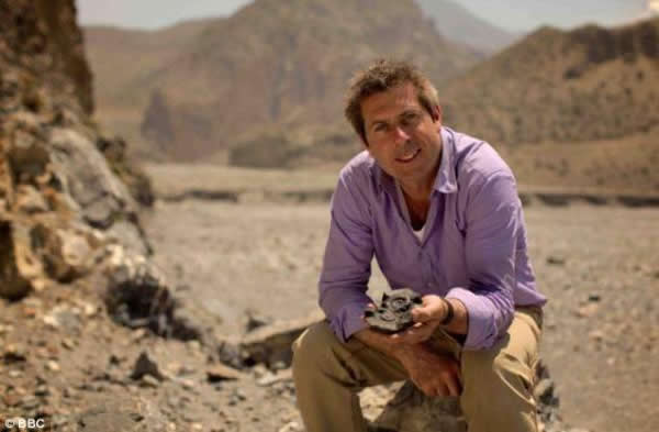 伊恩·斯图尔特教授与他在尼泊尔卡利甘达基河发现的菊石化石,这一证据表明世界上最高的山——喜马拉雅山曾形成于海洋底部。