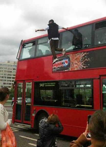 英国魔术师Dynamo单手“悬浮”巴士