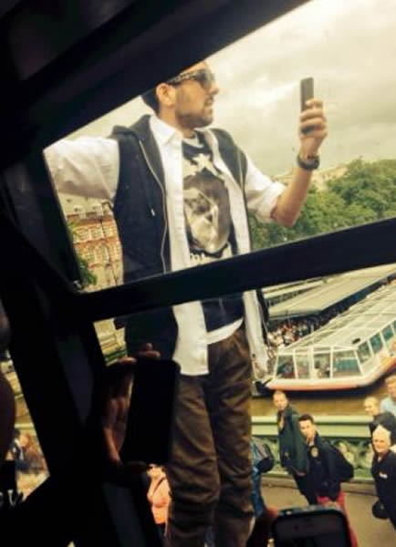 英国魔术师Dynamo单手“悬浮”巴士