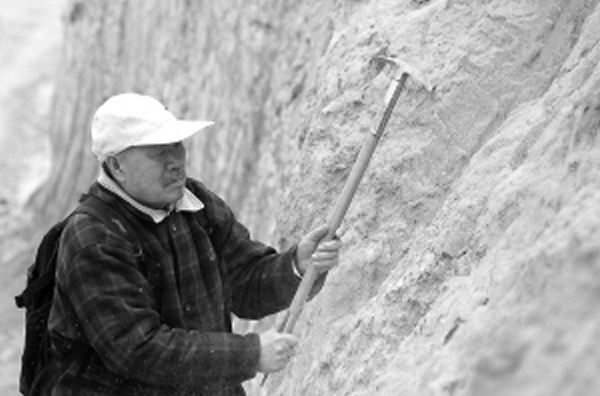 几年前,中科院地质与地球物理研究所研究员袁宝印在深沪湾考察。