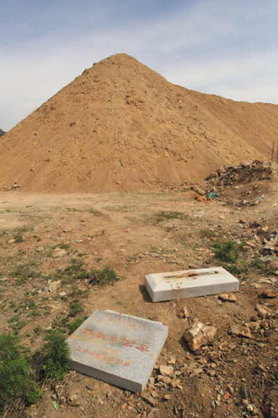 巨型沙丘旁是被折断的刻着“省级文物保护单位”的石碑