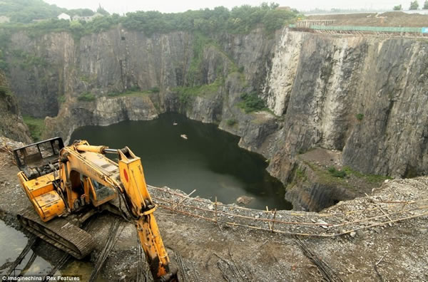 采石场的全貌,可以清楚地看到底部已经积满水,在这里修建酒店将是一个绝佳的想法。