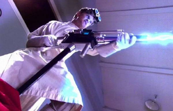 电影中的镭射武器拥有强大的杀伤力,科学家试图调查基于X射线的武器能否致人死亡,以及照射时间和剂量大小