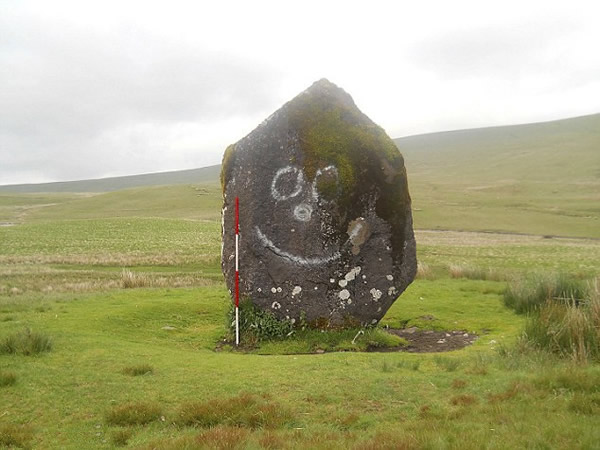 英国南威尔士布雷肯比肯斯国家公园远古巨石遭涂鸦破坏