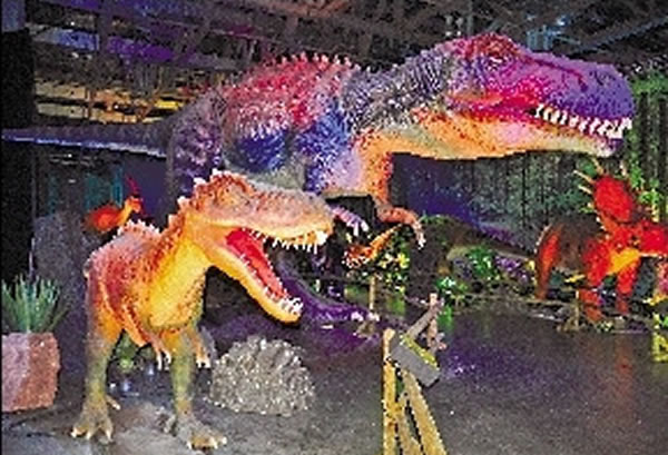 澳门展出逼真恐龙