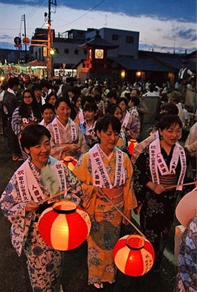 搭着特制布手巾,提着的灯笼游行的女士们