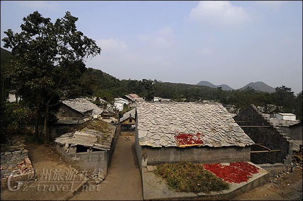 新民乡羊圈村的农舍都是用石头和石板建造的