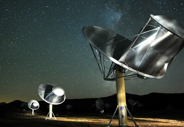 SETI�о�����ѧ����Ϊ�������ﲢ��ֻ��ͨ����粨;����Ѱ�ң�������Ҫ�˽������Ĺ�ͨ��ʽ���������������ͨ�����ַ�ʽ����ͨѶ