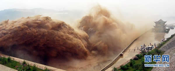 黄河小浪底水库泄洪的壮观场景