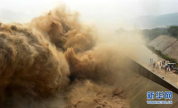 黄河小浪底水库泄洪的壮观场景