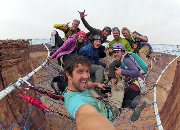 美国探险队在峡谷上空拉绳索体验高空露营